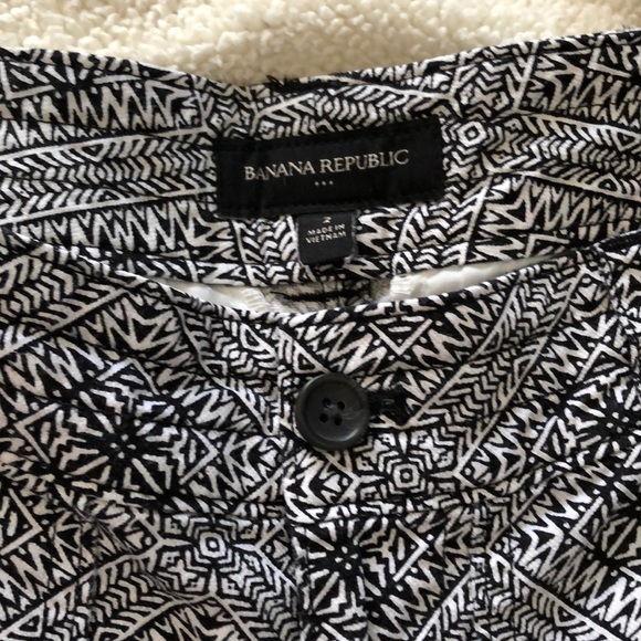 Banana Republic geometric print black/white shorts size 2 - Picture 2 of 3